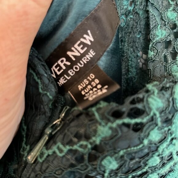 Elegant Green Lace Dress - Picture 7 of 8